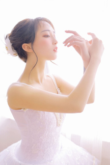 给大家介绍!美女把腿扒开让男人桶爽