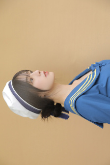 白色连体衣黑人