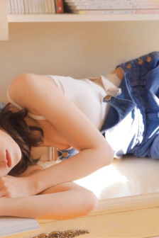 大手从衣服下摆探进去